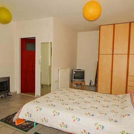 Small Near The Center Of 公寓 *